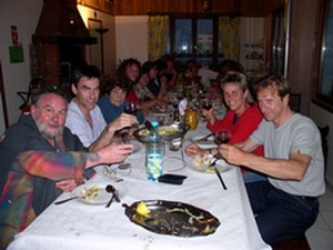 beim gem�tlichen Abendessen in einer Gite d'Etappe